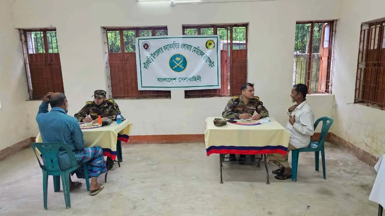 ফটিকছড়িতে ত্রাণের পাশাপাশি চিকিৎসাসেবায় সেনাবাহিনী
