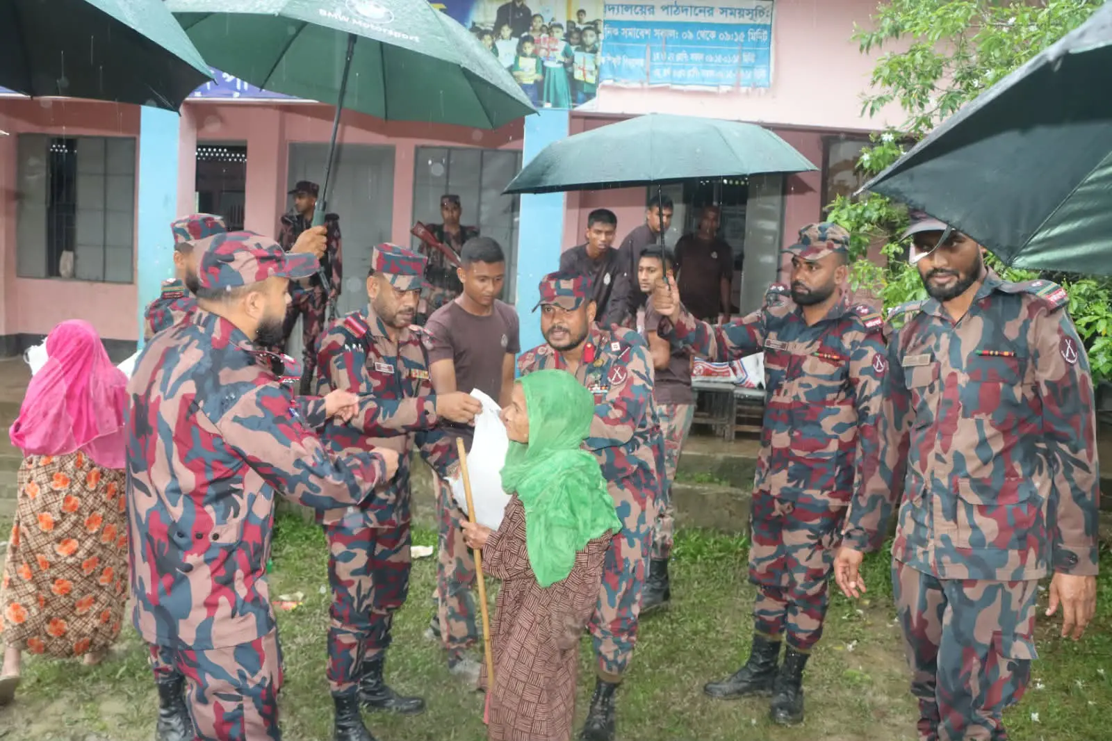 আলীকদমে বন্যাদুর্গতদের পাশে ৫৭ বিজিবি, আশ্রয়কেন্দ্রে ত্রাণ বিতরণ