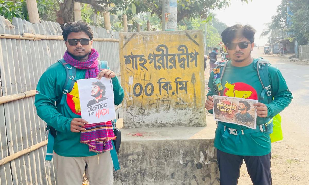 ন্যায়বিচার ও পরিচ্ছন্নতার বার্তা নিয়ে টেকনাফ থেকে তেঁতুলিয়া পদযাত্রায় দুই তরুণ