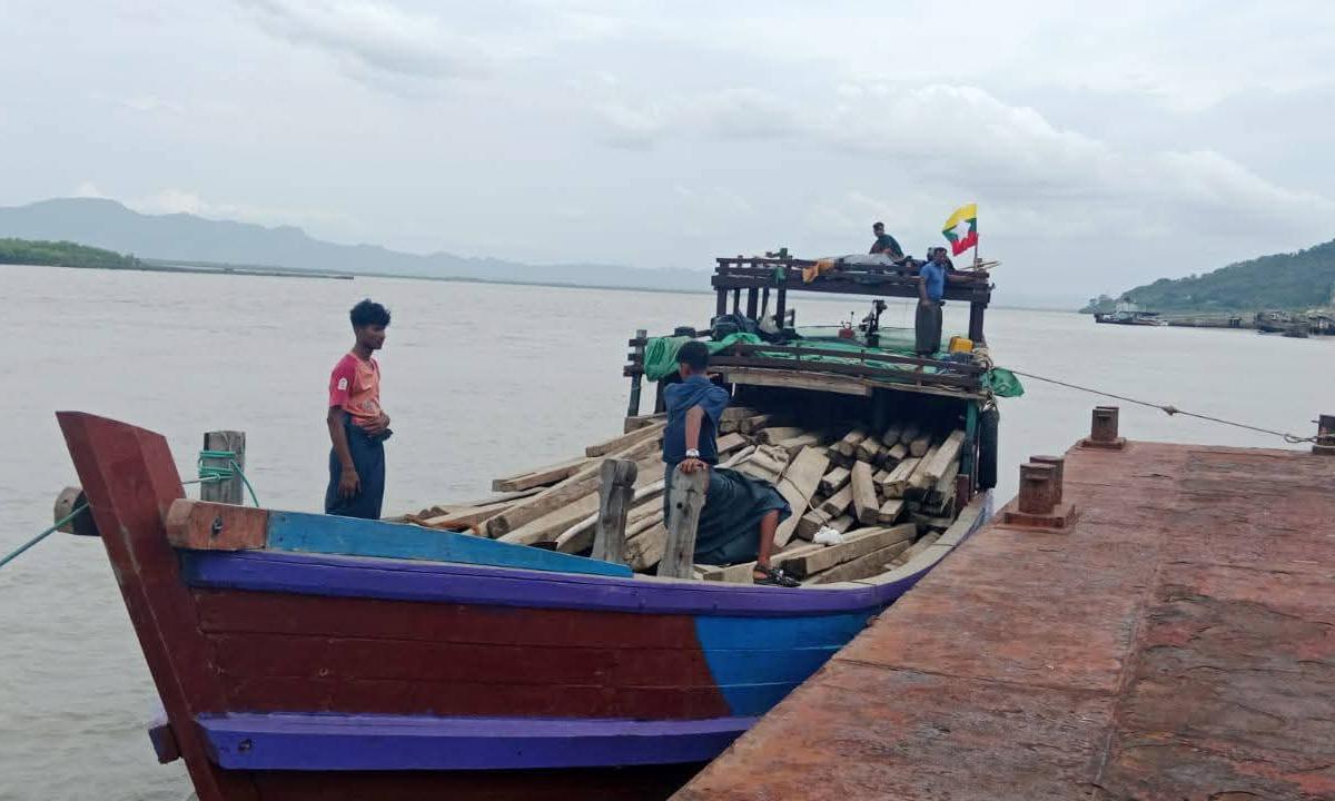 দীর্ঘ বিরতির পর টেকনাফ বন্দরে মিয়ানমারের ট্রলার, সীমান্ত বাণিজ্যে ফের আশার সঞ্চার