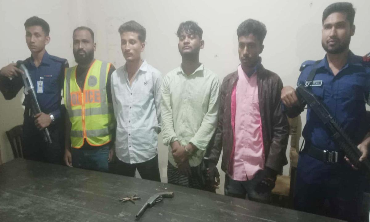 রামুর ঈদগড়ে দেশীয় অস্ত্রসহ ৩ যুবক আটক