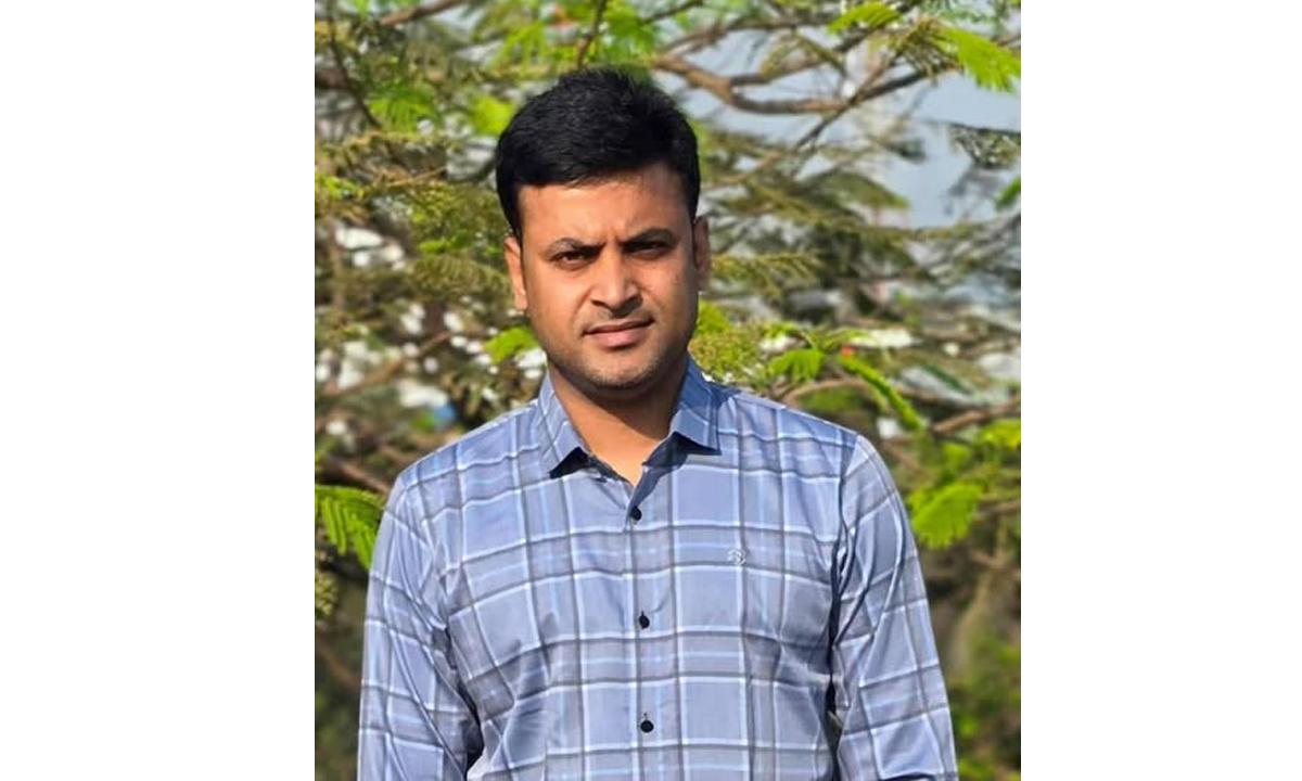 চার মাস আগে বদলি, তবু কক্সবাজার ছাড়ছেন না সার্ভেয়ার হাসান