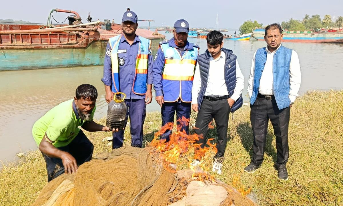 কর্ণফুলি নদীতে নিষিদ্ধ জাল জব্দ, পুড়িয়ে ধ্বংস