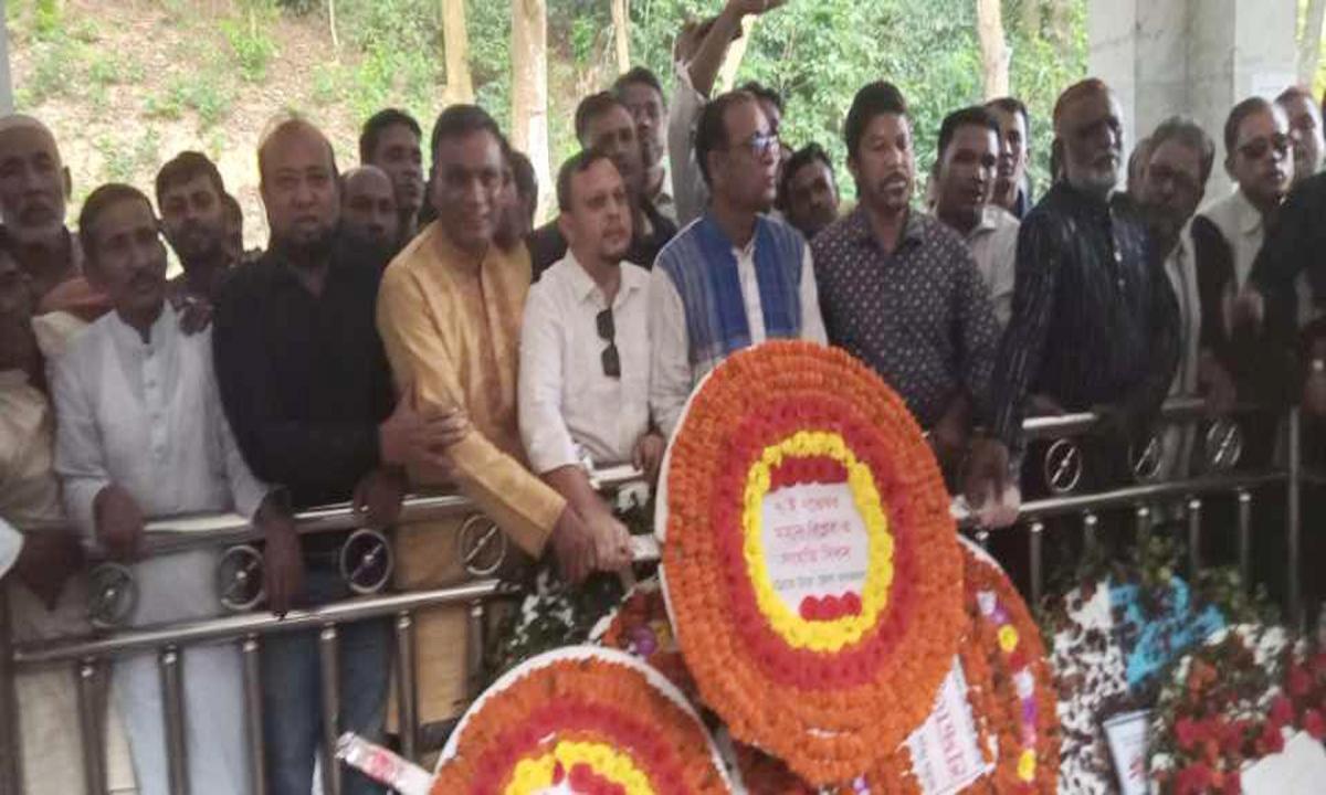 সীতাকুণ্ডে উত্তর জেলা কৃষক দলের উদ্যোগে জিয়ার মাজারে পুষ্পস্তবক অর্পণ