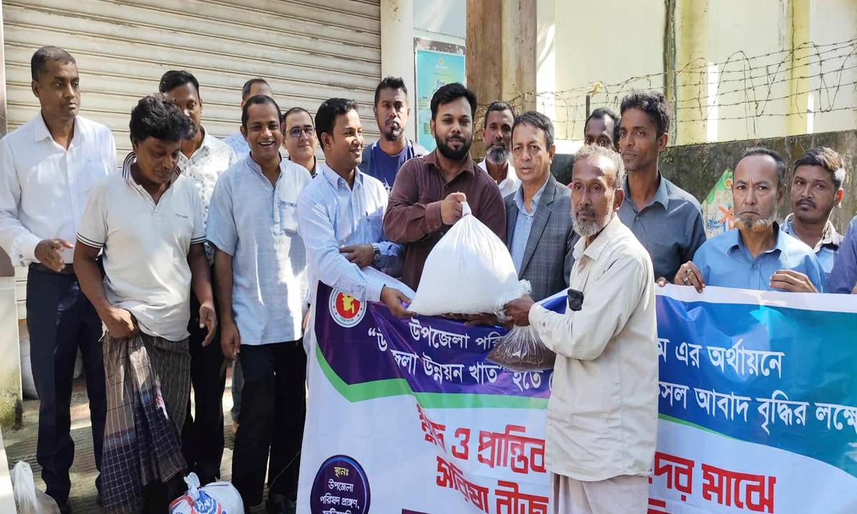 ফটিকছড়িতে ক্ষুদ্র ও প্রান্তিক কৃষকদের মাঝে বিনামূল্যে বীজ-সার বিতরণ