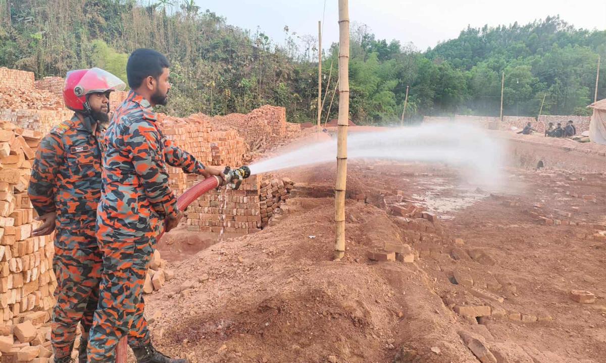 লামায় অবৈধ ৩ ইটভাটায় অভিযান, ৬ লাখ টাকা জরিমানা