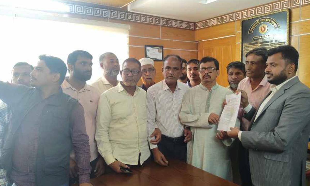 সীতাকুণ্ডে খুচরা সার বিক্রেতাদের স্মারকলিপি প্রদান