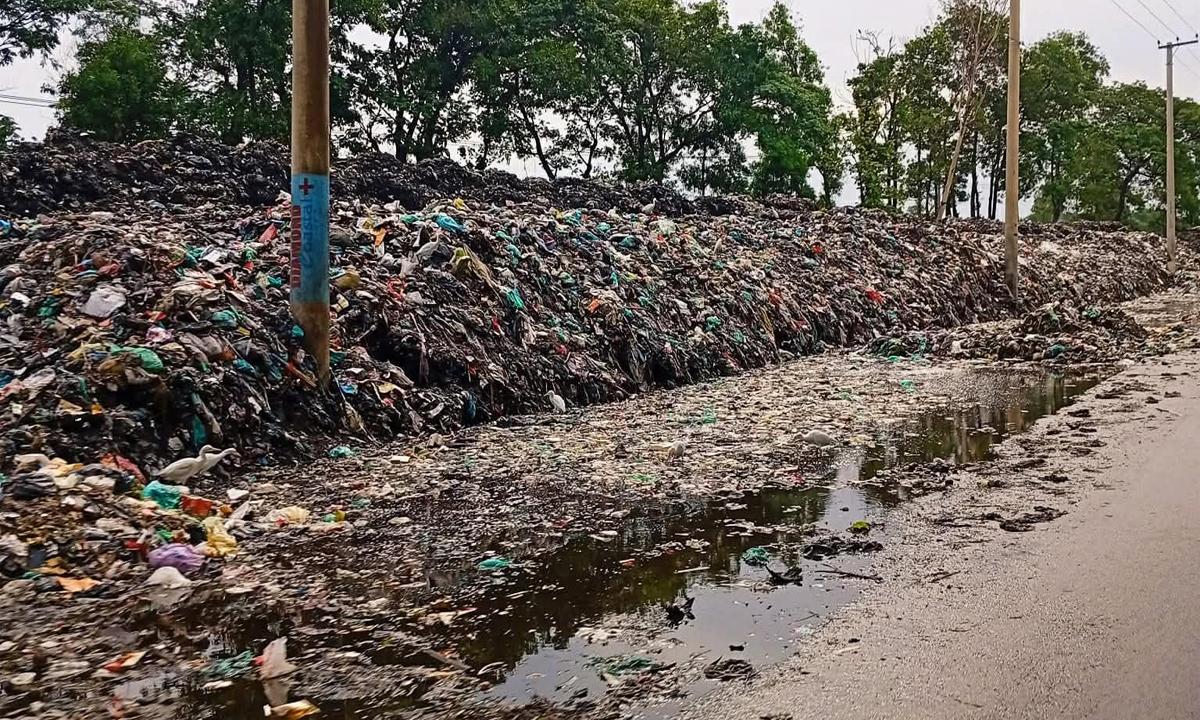 পটিয়ার মহাসড়কের পাশে ময়লার স্তুপ, চরম ভোগান্তি