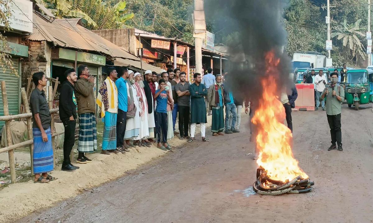 ফটিকছড়িতে পৃথক ইউনিয়ন ঘোষণার দাবিতে সড়ক অবরোধ