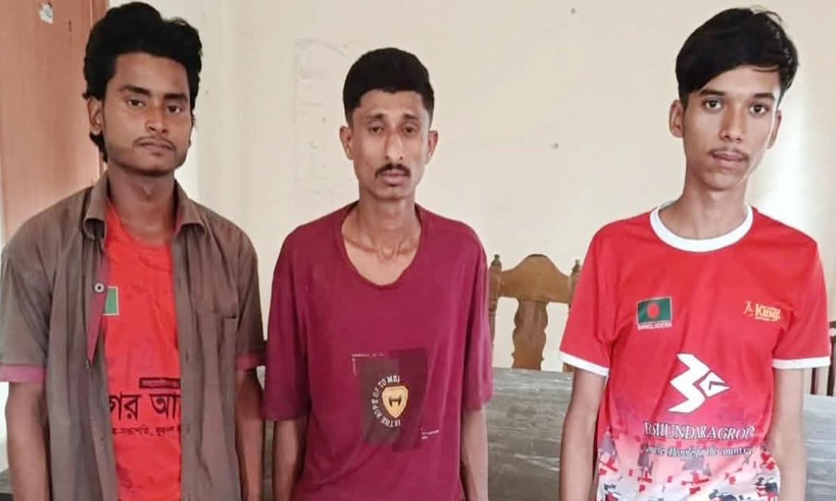 ডাকাতি করতে গিয়ে ঈদগড়ে ৩ ডাকাত আটক