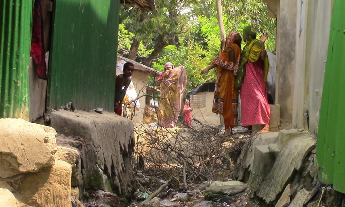 আনোয়ারায় সড়কে কাঁটার বেড়া, চলাচলে দুর্ভোগ
