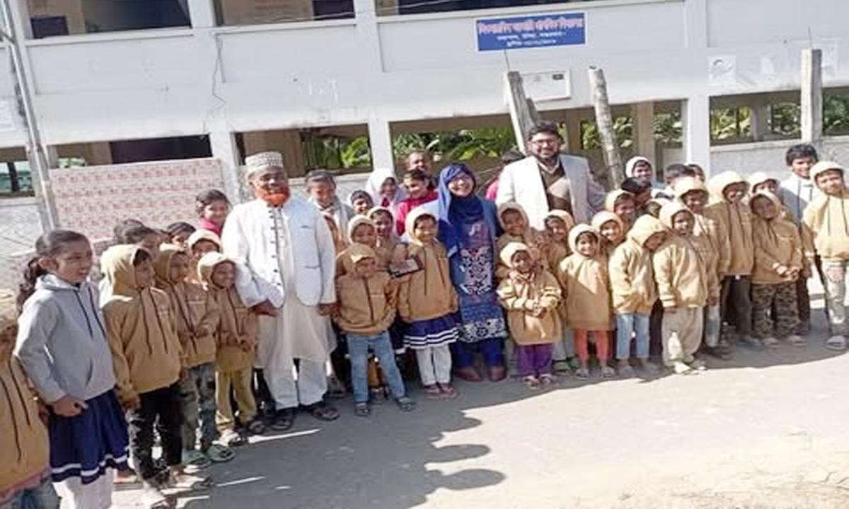 বিদ্যালয়মুখী করতে শিক্ষার্থীদের ইউএনও’র শীতবস্ত্র বিতরণ