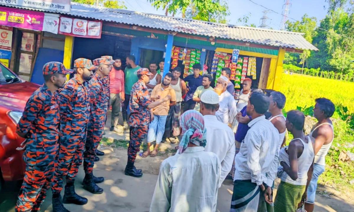 অগ্নিকাণ্ড প্রতিরোধে মিরসরাইয়ে ফায়ার সার্ভিসের সচেতনতামূলক গণসংযোগ