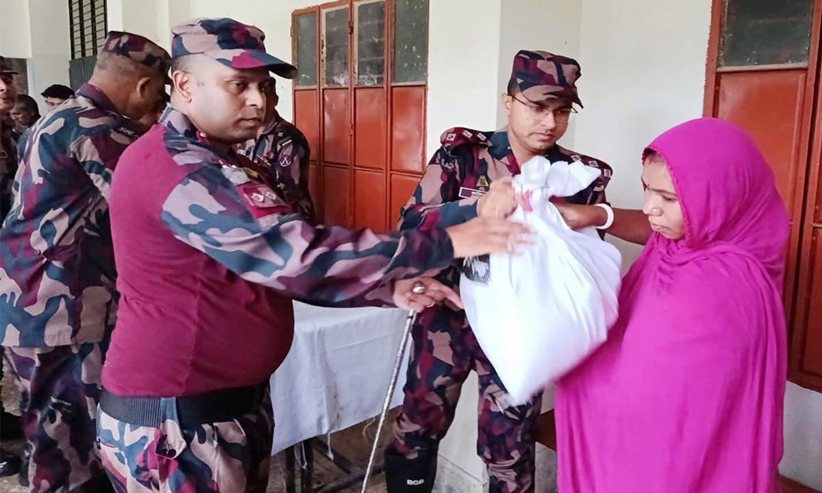 থানচিতে বিজিবি আশ্রয়কেন্দ্র পরিদর্শন, খাদ্য সহায়তা