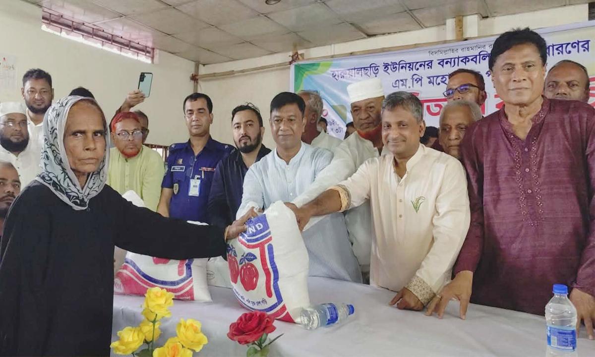 শপথের পরদিনই ফটিকছড়িতে বন্যার্তদের পাশে সাংসদ সরওয়ার আলমগীর