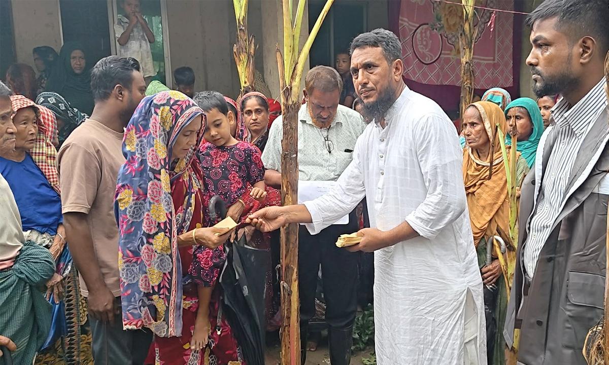লামায় বন্যাদুর্গত পরিবারের মাঝে আইয়ুব আলী কোম্পানির নগদ অর্থ বিতরণ