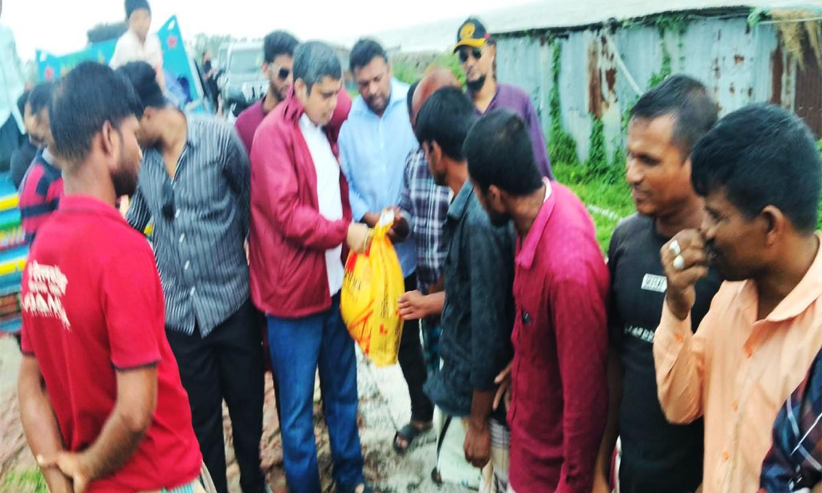মৎস্যজীবী ও অসহাদের খাদ্য ও নগদ অর্থ সহায়তা দিলেন মোহাম্মদ শাহেদ