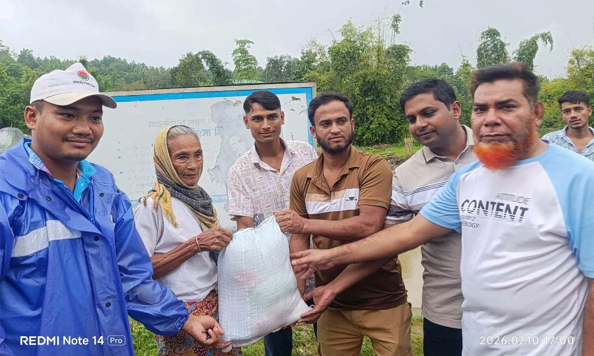 নাইক্ষ্যংছড়ি উপজেলা প্রশাসনের ক্ষতিগ্রস্তদের মাঝে সহায়তা অব্যাহত
