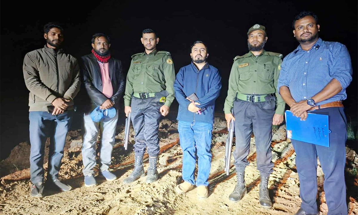 ফটিকছড়িতে অবৈধভাবে মাটি কাটা ও বালু উত্তোলনে দুই ব্যক্তিকে জরিমানা