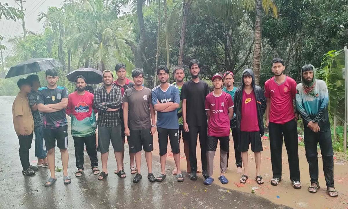 থানচিতে বিজিবির সহায়তায় আটকে পড়া পর্যটকের উদ্ধার|