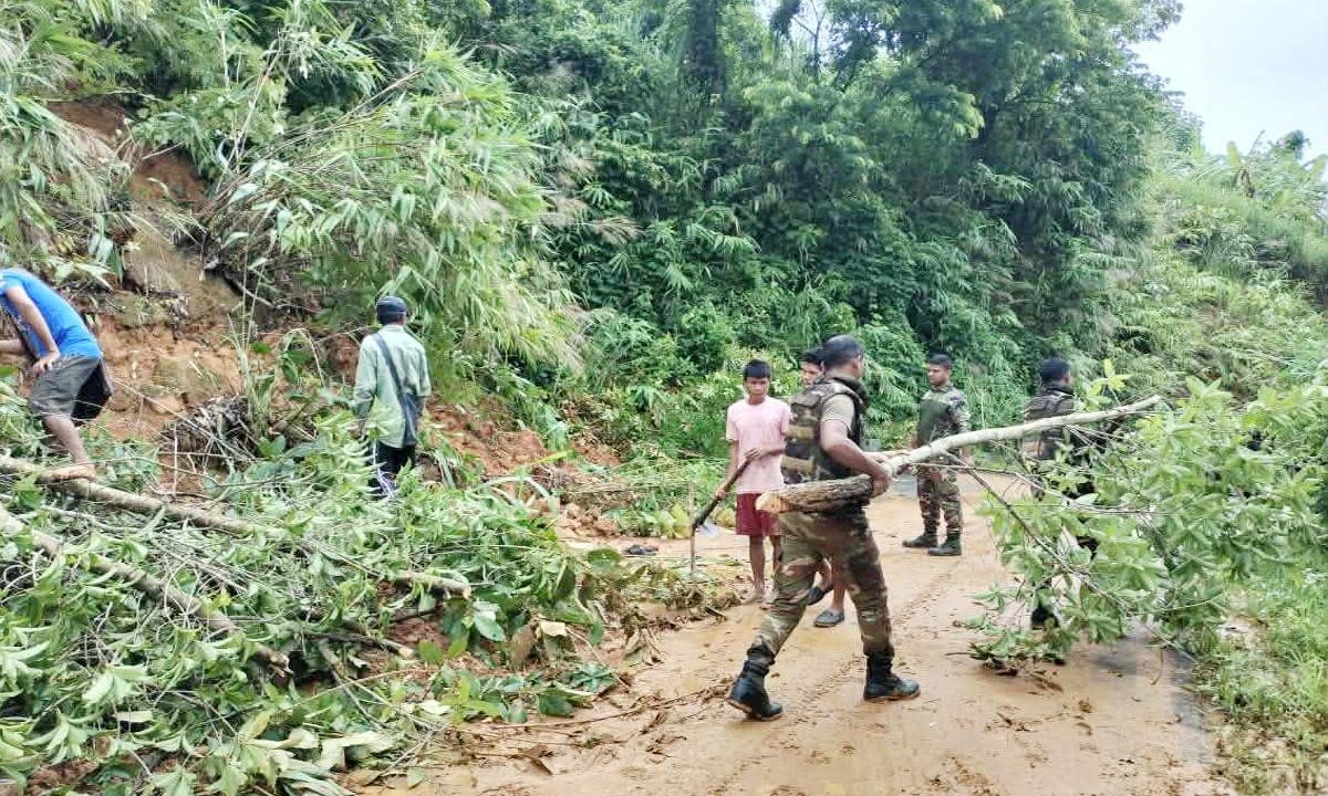 থানচিতে একাধিক স্থানে ভূমিধ্বস, কাজ করছে বাংলাদেশ সেনাবাহিনী