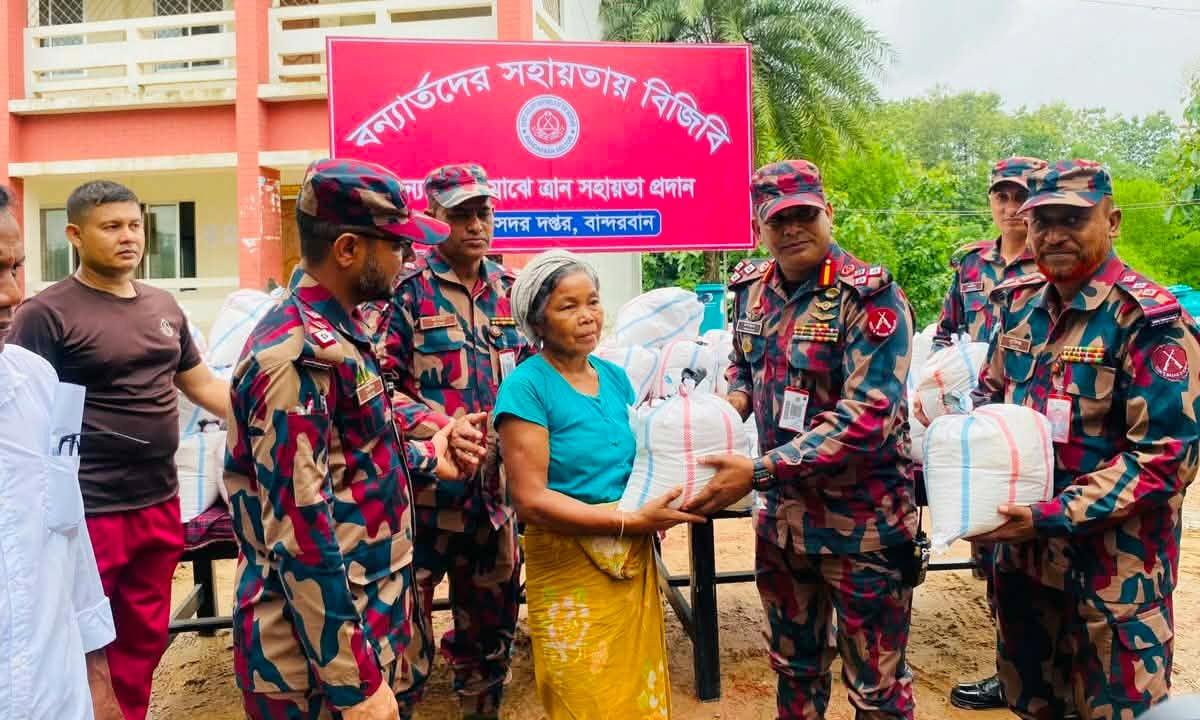 বান্দরবানে বন্যার্ত পরিবারের মাঝে বিজিবির ত্রাণ বিতরণ