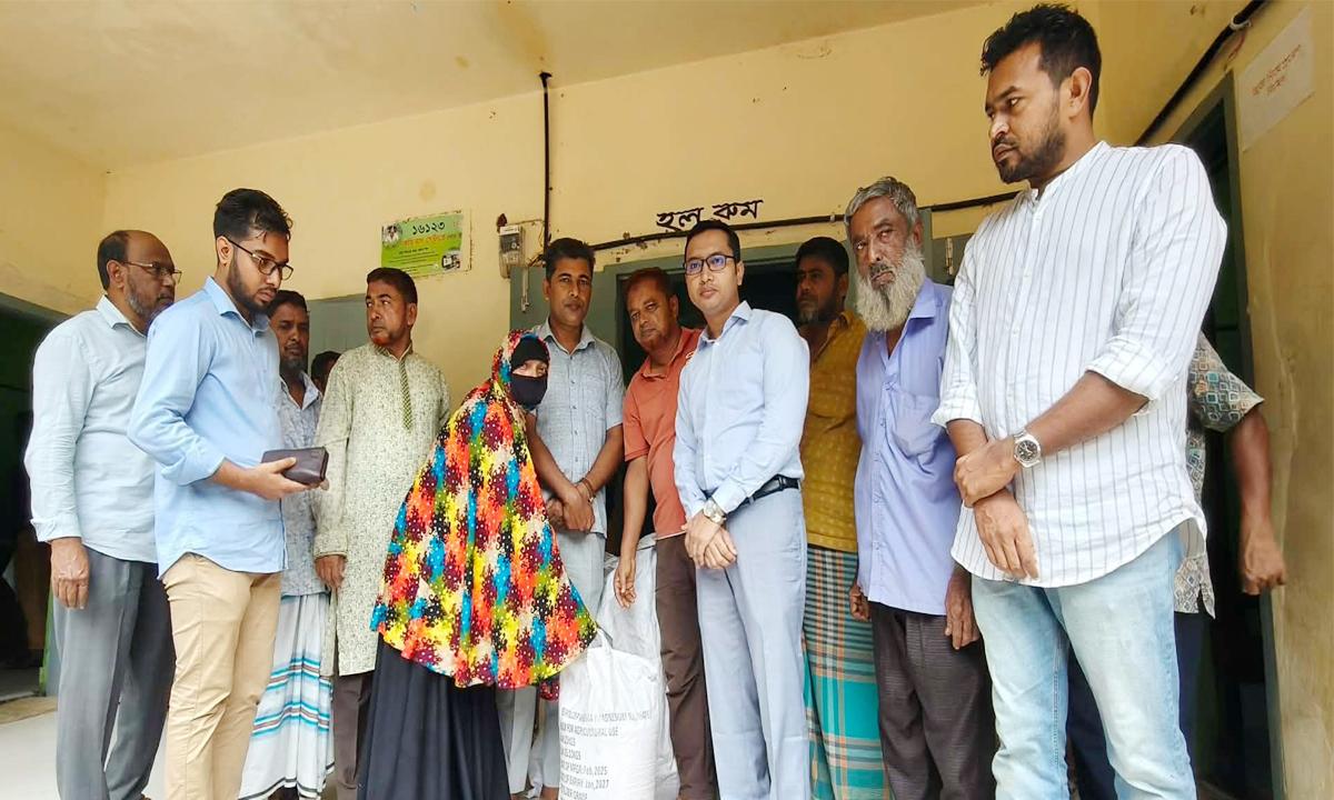 রামগড়ে ক্ষতিগ্রস্ত ১৬৪ পরিবারের মাঝে ত্রাণ বিতরণ