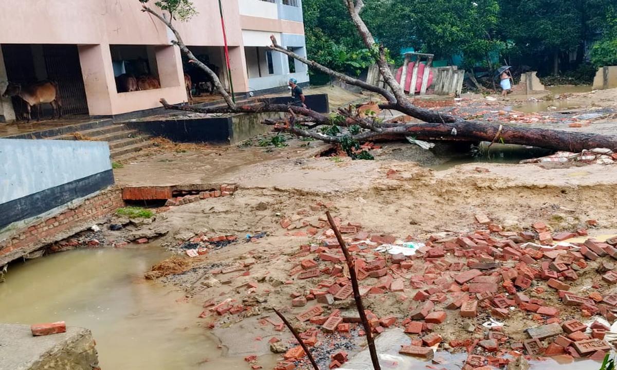 বন্যার পর ফুটে উঠেছে নোয়াপাড়া স্কুলের ধ্বংসযজ্ঞ