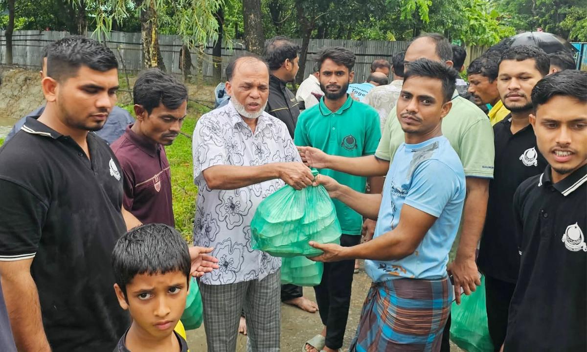 বাঁশখালীতে ১০ হাজার বন্যাদুর্গতের পাশে শাহজাহান চৌধুরী