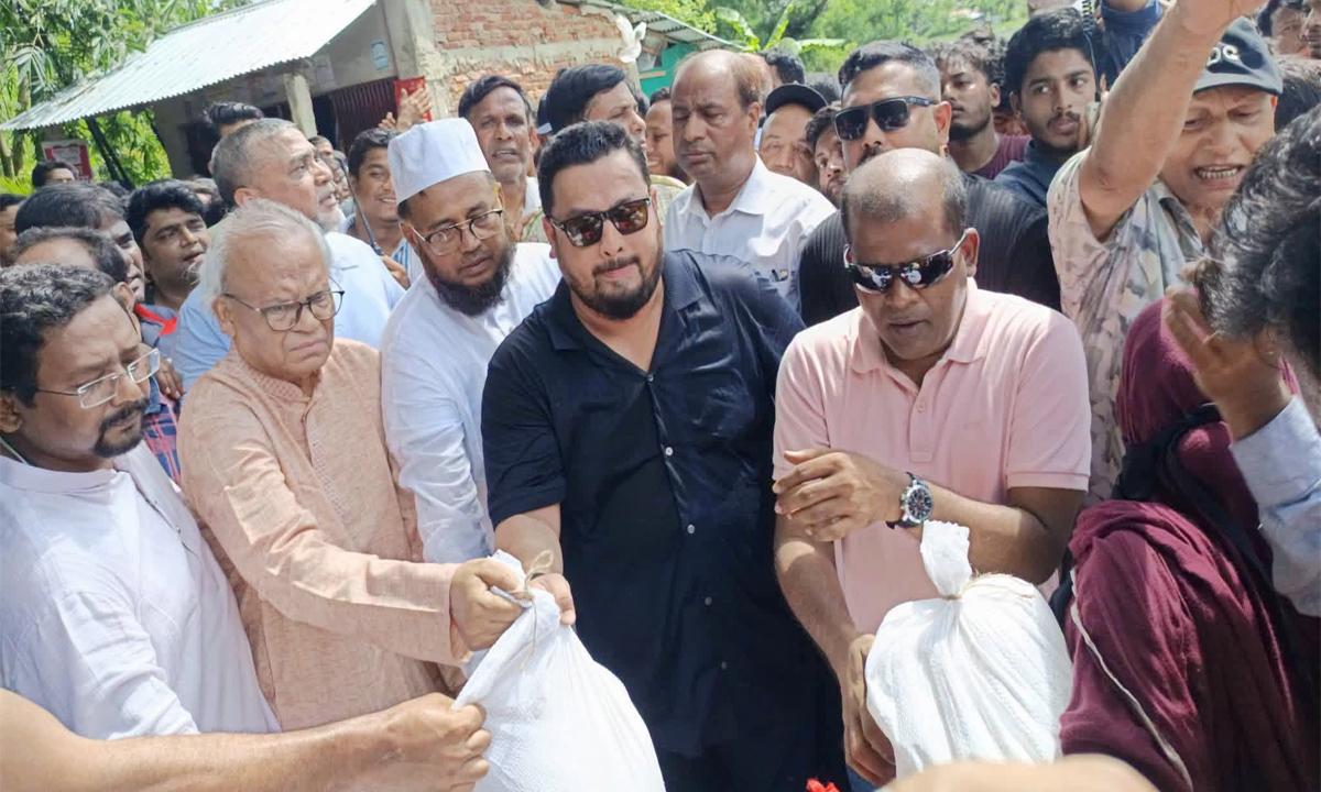 বাঁশখালীতে রিজভী ও মীর হেলাল, বন্যাদুর্গতদের মাঝে ত্রাণ বিতরণ