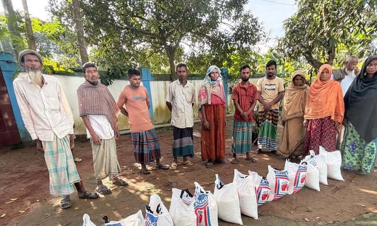 হতদরিদ্র মানুষের মুখে হাসি!​বানভাসি মানুষের পাশে আরিফ ফাউন্ডেশন