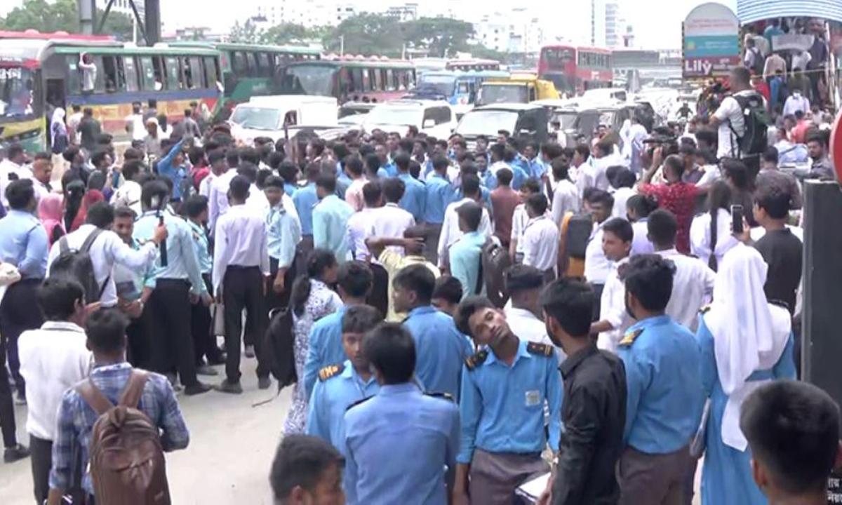 শিক্ষামন্ত্রীর পদত্যাগ দাবিতে উত্তরায় শিক্ষার্থীদের সড়ক অবরোধ