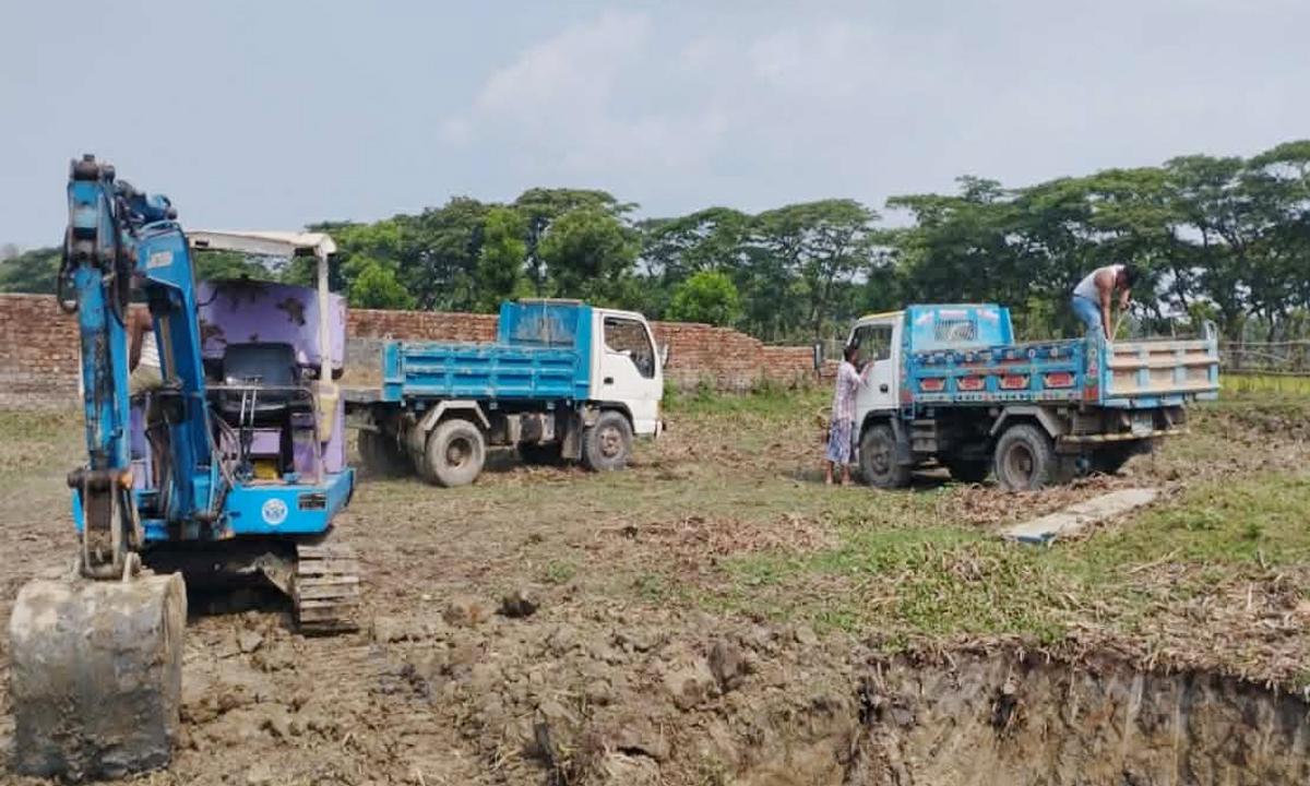 ফসলি জমির মাটি বিক্রির দায়ে এক্সকাভেটর