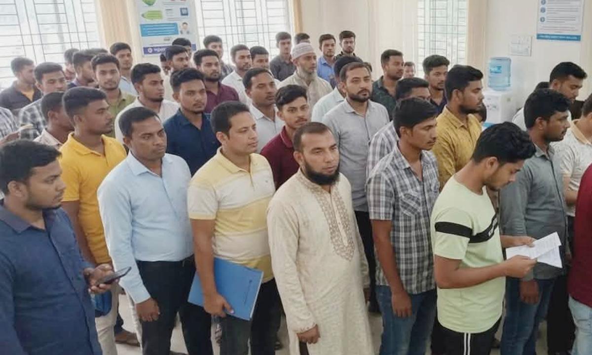 পটিয়ায় বিদ্যুৎ অফিসে প্রি-পেইড মিটারে টোকেন যন্ত্রণা: গ্রাহকদের ভিড়