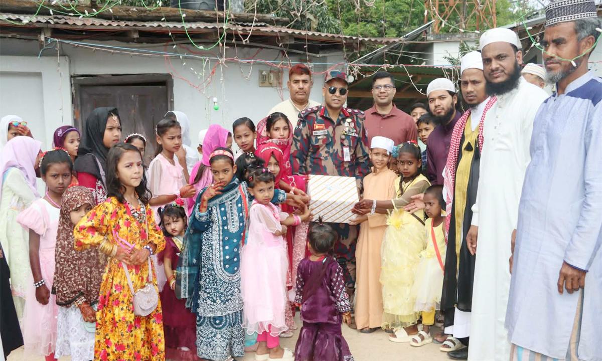 ঈদ উপলক্ষে থানচিতে বিজিবির মিষ্টি বিতরণ ও শুভেচ্ছা বিনিময়