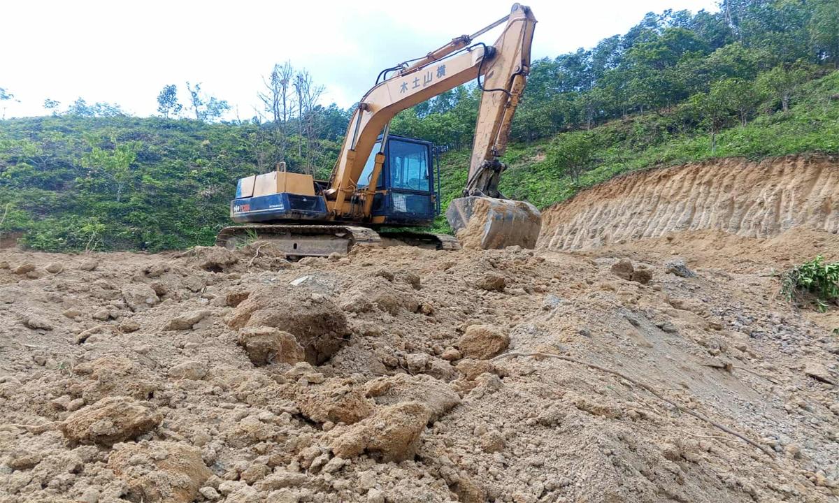 লামায় এমপির নাম ভাঙ্গিয়ে দেদারসে কাটা হচ্ছে পাহাড়