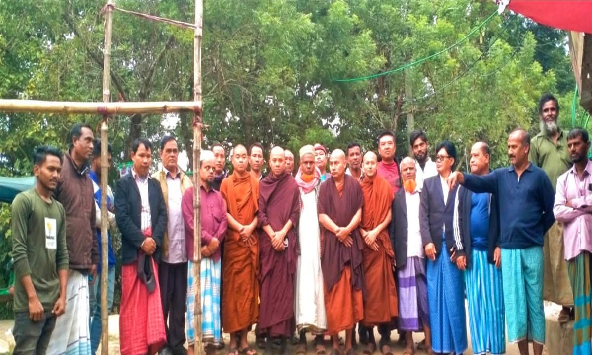 কাপ্তাইয়ে সম্প্রীতির অনন্য নজির, মসজিদ সংলগ্ন এলাকায় বৌদ্ধ বিহারের তোরণ নির্মাণ শুরু