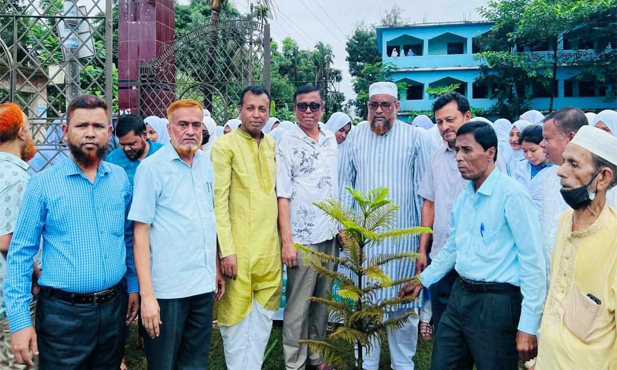 ঈদগড়ে বিএনপির উদ্যোগে জলবায়ু সচেতনতামূলক বৃক্ষরোপণ কর্মসূচি