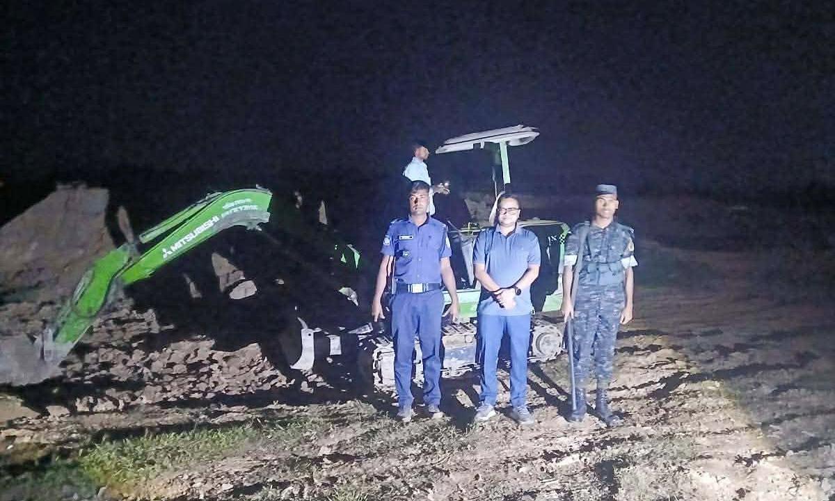 রামুতে গভীর রাতে অভিযান চালিয়ে এস্কেভেটর ও ড্রাম ট্রাক জব্দ