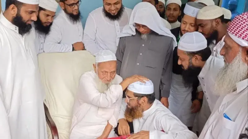 নবী ও সাহাবিদের বিষয়ে ওলামায়ে দেওবন্দ তথা হেফাজতের আকিদা-বিশ্বাসই আমাদের আকিদা-বিশ্বাস: আমিরে হেফাজতের সাক্ষাৎ শেষে মাওলানা মামুনুল হক
