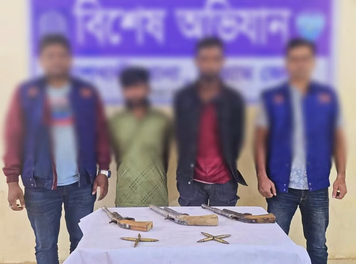 বাঁশখালীতে আবারও ৩টি আগ্নেয়াস্ত্রসহ দুইজন গ্রেপ্তার, গুলি উদ্ধার, টেম্পো জব্দ