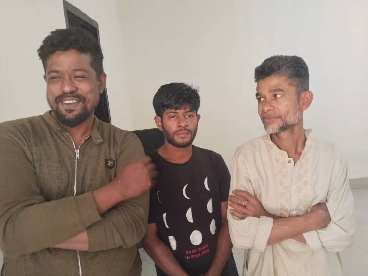 দেয়ালে আওয়ামী লীগের স্লোগান লেখার সময় তিন যুবলীগকর্মী আটক