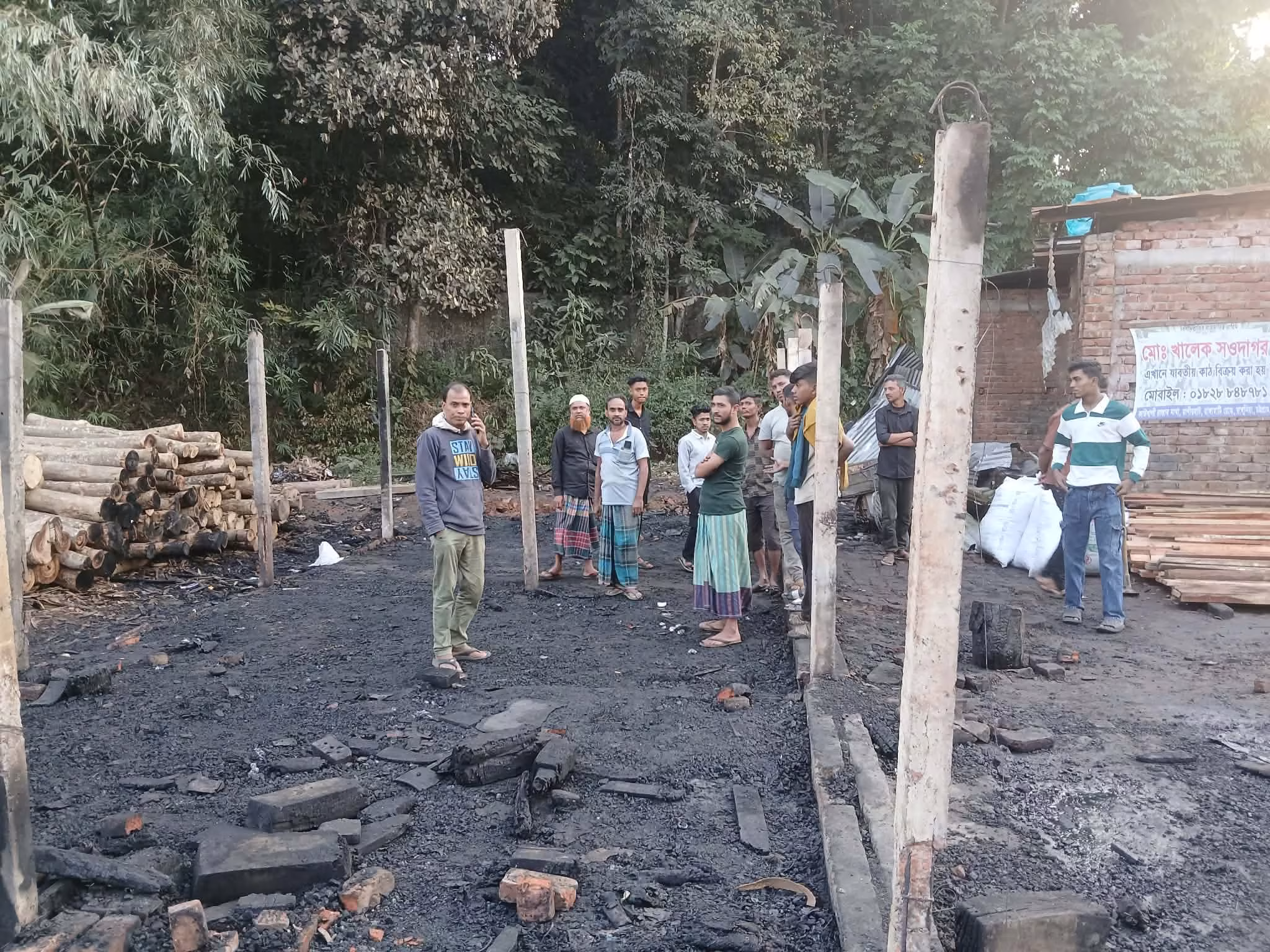 ভোররাতে আগুনের তাণ্ডব: রাঙ্গুনিয়ায় পুড়ে ছাই ৭ দোকান, ক্ষতির অঙ্ক ৪৫ লাখ টাকা