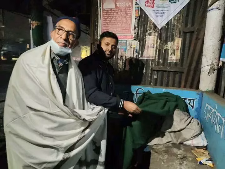সীতাকুণ্ডে রাতে ঘুরে ঘুরে শীতার্তদের কম্বল দিলেন উপজেলা নির্বাহী কর্মকর্তা
