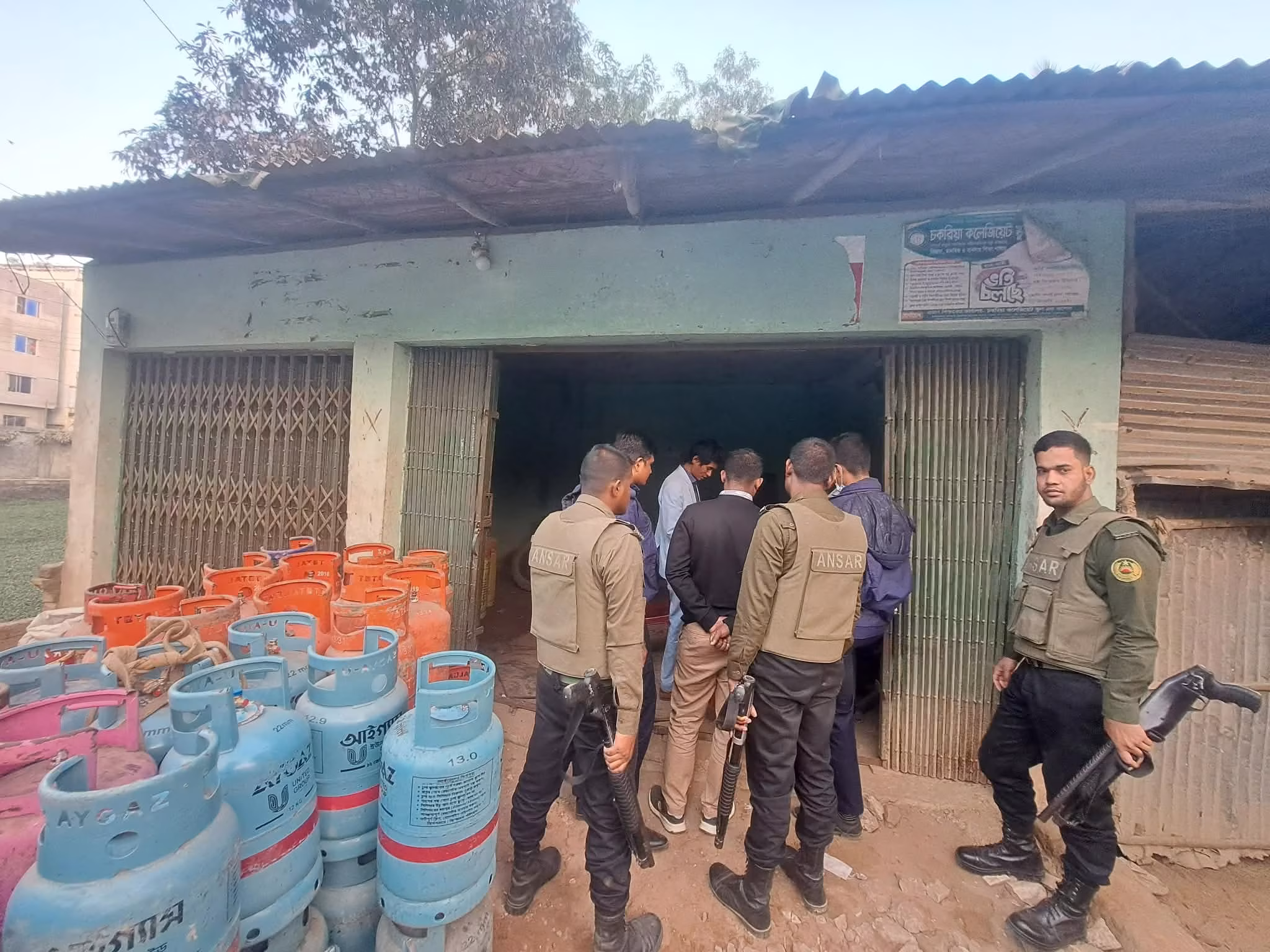 চকরিয়ায় চড়া দামে গ্যাস বিক্রি, দুই ব্যবসায়ীকে জরিমানা