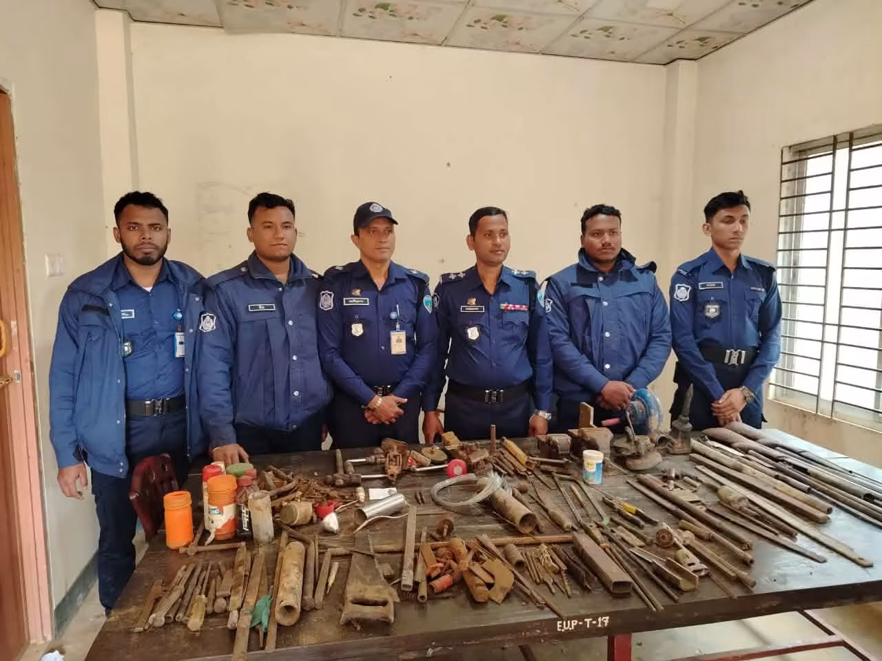 রামুতে পুলিশের ৫ ঘণ্টার অভিযান, পাহাড় থেকে অস্ত্র তৈরির সরঞ্জাম উদ্ধার