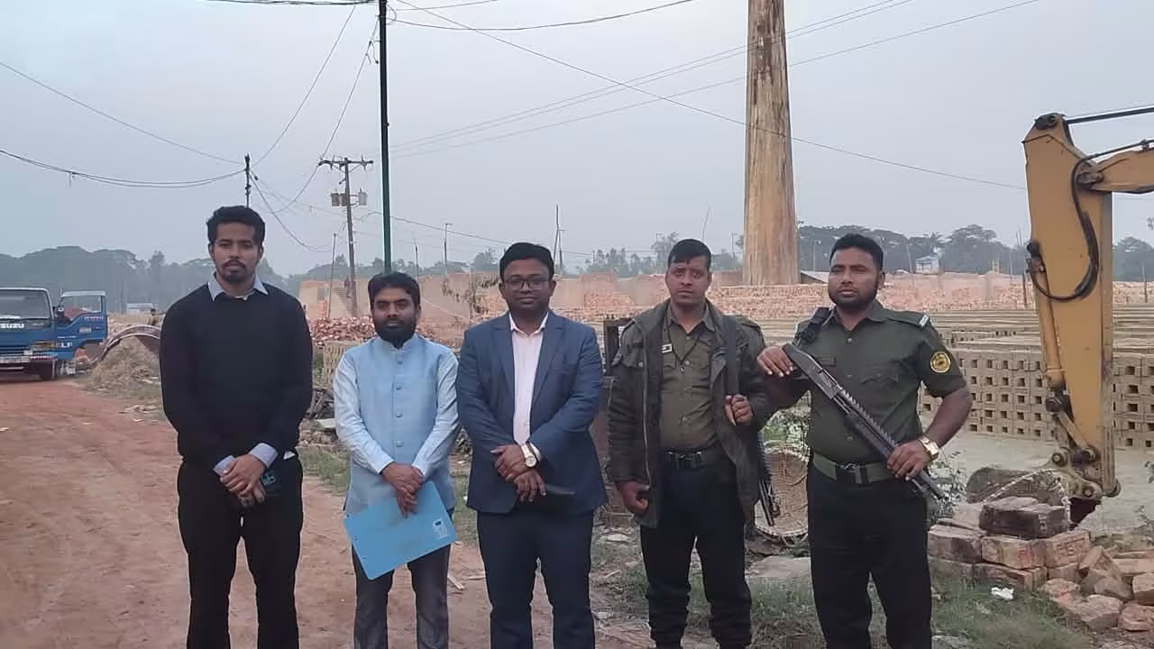 সাতকানিয়ায় অনুমোদনহীন চার ইটভাটাকে জরিমানা