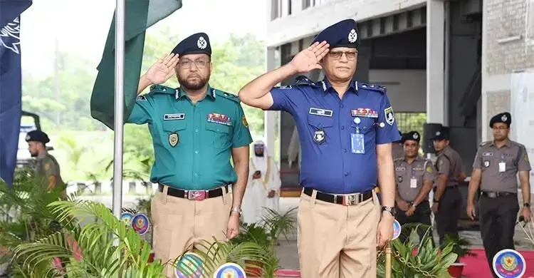 গাঢ় নীল-হালকা জলপাই শার্ট ও খাকি প্যান্টে ফিরেছে পুলিশ