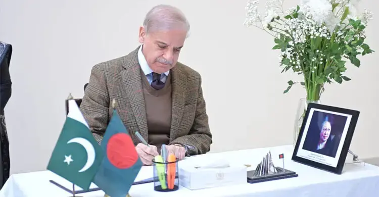 ইসলামাবাদ হাইকমিশনে গিয়ে শোক জানালেন পাকিস্তানের প্রধানমন্ত্রী