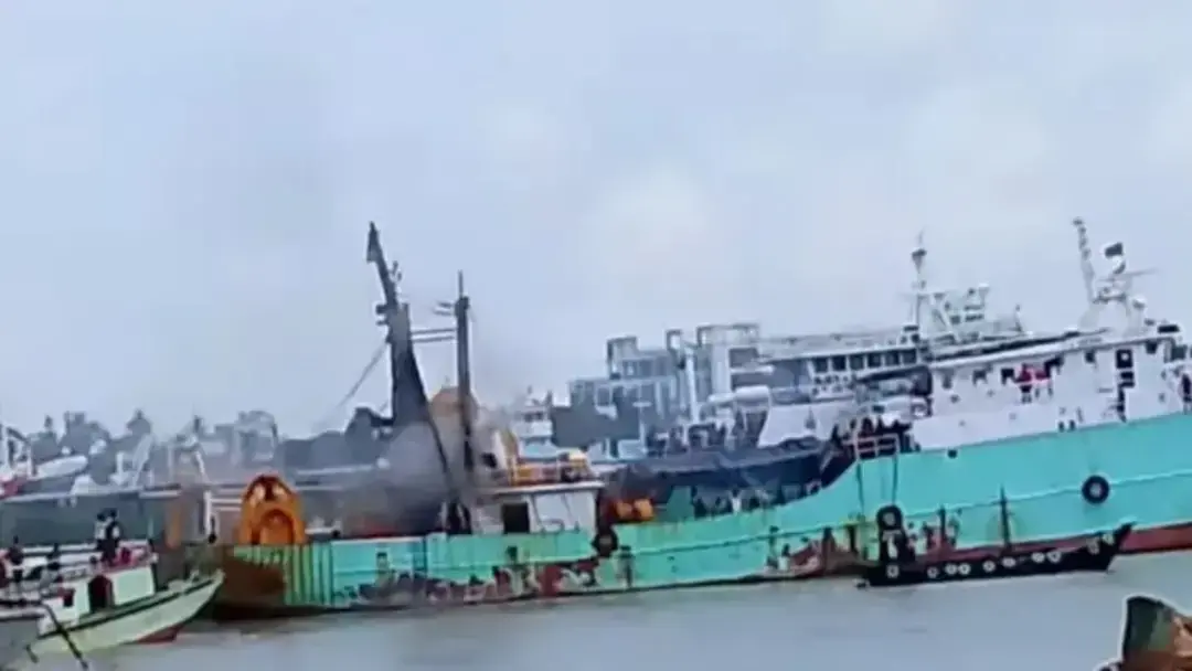 কর্ণফুলী নদীতে ফিশিং ট্রলারে অগ্নিকাণ্ডে দগ্ধ দুই নাবিকের মৃত্যু